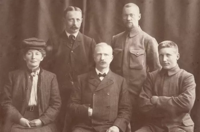 Gruppebilde av deltakerne på ekspedisjonen til Svalbard i 1907, finansiert av fyrst Albert I av Monaco og ledet av kaptein Gunnar Isachsen fra Norge. Bak: Alv Strengehagen (til venstre) og Adolf Hoel. Foran fra venstre: Hanna Resvoll-Holmsen, Gunnar Isachsen og Karl Haavimb.