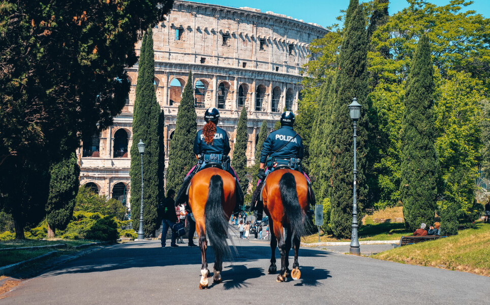 Hester gjør fortsatt viktige jobber. Her er to politihester foran Colosseum i Roma. Men blir hestene stresset av jobben?