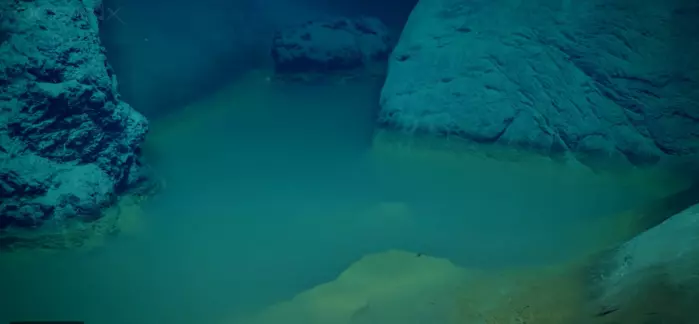 En dam under vann, oppdaget i Akababukten.