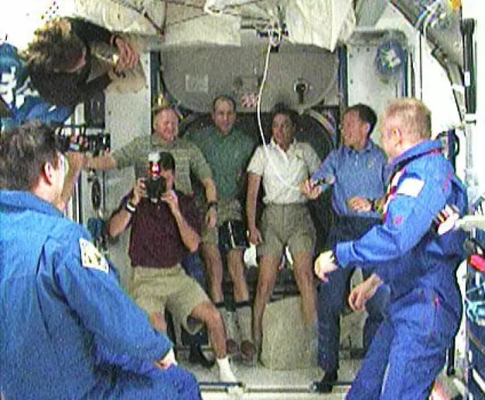 Mannskapet på romferga STS 126 ved ankomst til den internasjonale romstasjonen. (Foto: NASA)