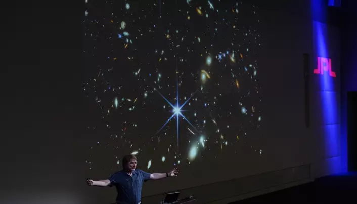 Forsker Michael Ressler forteller om funnene gjort av James Webb-teleskopet på en pressekonferanse ved NASA Jet Propulsion Laboratory nylig.