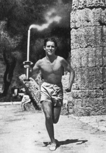"Her er Konstandinos Kondylis, den aller første fakkelbærer, på vei fra Olympia i 1936. Foto: HOC" "Her er Konstandinos Kondylis, den aller første fakkelbærer, på vei fra Olympia i 1936. Foto: HOC"