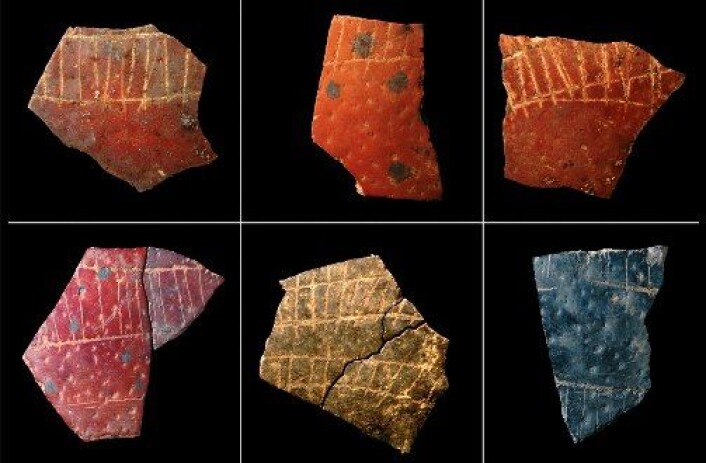 Et utvalg 60 000 år gamle fragmenter av strutseegg fra Sør-Afrika, funnet i en steinalderbosetting. Risset inn på eggeskallene sees deler av repeterende mønstre. Steinaldermenneskene brukte eggeskall som vannbeholdere og merket dem med symboler. Fargeforskjellene skyldes at noen av skallene er utsatt for varme. (Foto: Pierre-Jean Texier, Diepkloof project) Et utvalg 60 000 år gamle fragmenter av strutseegg fra Sør-Afrika, funnet i en steinalderbosetting. Risset inn på eggeskallene sees deler av repeterende mønstre. Steinaldermenneskene brukte eggeskall som vannbeholdere og merket dem med symboler. Fargeforskjellene skyldes at noen av skallene er utsatt for varme. (Foto: Pierre-Jean Texier, Diepkloof project)