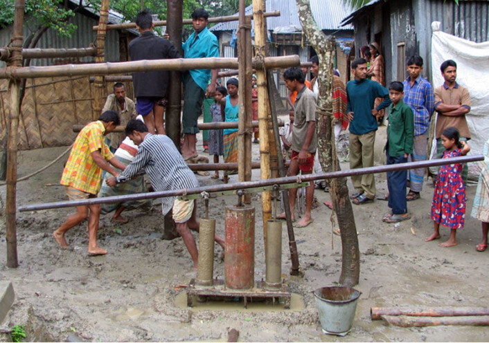 Arsen i drikkevannet truer millioner av mennesker i Asia. Bildet viser boring av en ny brønn som skal gi rent drikkevann på landsbygda i Bangladesh. (Foto: Lex van Geen/Lamont-Doherty Earth Observatory, Columbia University) Arsen i drikkevannet truer millioner av mennesker i Asia. Bildet viser boring av en ny brønn som skal gi rent drikkevann på landsbygda i Bangladesh. (Foto: Lex van Geen/Lamont-Doherty Earth Observatory, Columbia University)