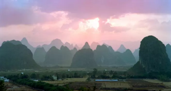 Funnene er gjort i en kalksteinshule i provinsen Guangxi Zhuang i Sør-Kina. Bildet viser formasjoner av kalksteinsfjell fra en annen del av samme provins. (Foto: iStockphoto)