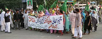 Kvinner i demonstrasjon mot tidligere president Musharraf. (Foto: David Hansen)