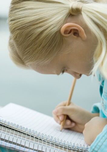 "Den australske studien antyder at jenter ikke har like mye utbytte av morsmelk som gutter når det gjelder skoleferdigheter i tiårsalderen. Likevel får jenter i denne alderen bedre karakterer. (Illustrasjonsfoto: www.colourbox.com)" "Den australske studien antyder at jenter ikke har like mye utbytte av morsmelk som gutter når det gjelder skoleferdigheter i tiårsalderen. Likevel får jenter i denne alderen bedre karakterer. (Illustrasjonsfoto: www.colourbox.com)"