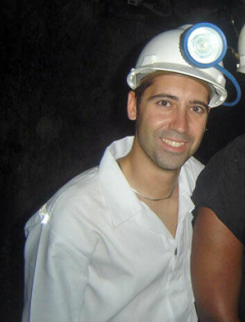 Forsker Antonio García-Moyano. Bildet er tatt 1,8 km under jorda i en gruve i Sør-Afrika.