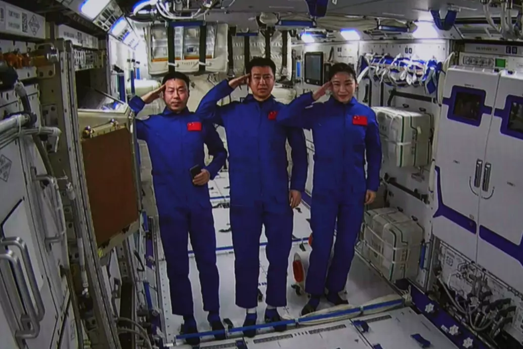 Et bilde fra det kinesiske nyhetsbyrået Xinhua viser astronautene om bord på den kinesiske romstasjonen Tiangong mandag – fra venstre Cai Xuzhe, Chen Dong og Liu Yang.
