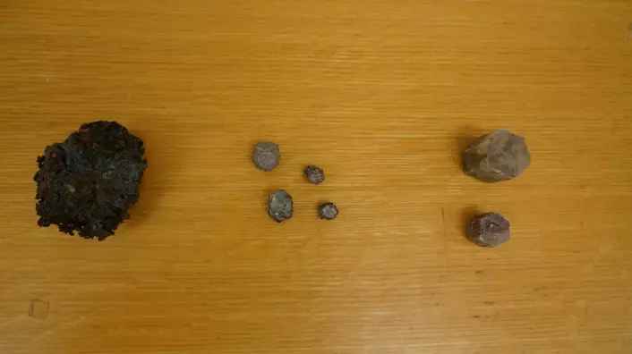 Pseudomorfoser: Det opprinnelige mineralet ligger helt til høyre. I midten er det erstattet av et annet mineral (det til venstre), men har beholdt formen til det opprinnelige mineralet.