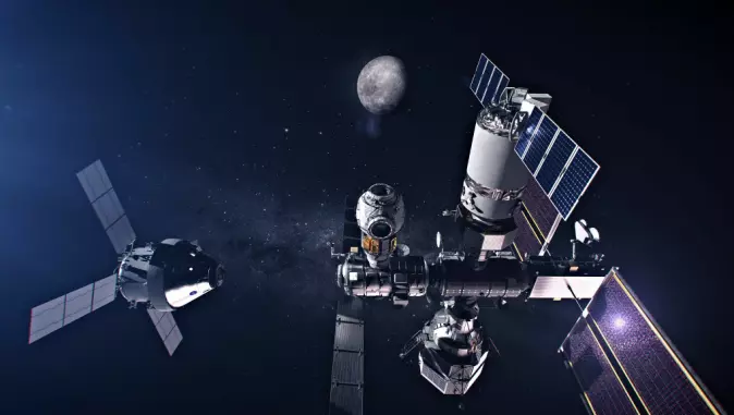 Gateway, den planlagte internasjonale romstasjonen rundt månen, med et Orion-fartøy som er på vei til å dokke.