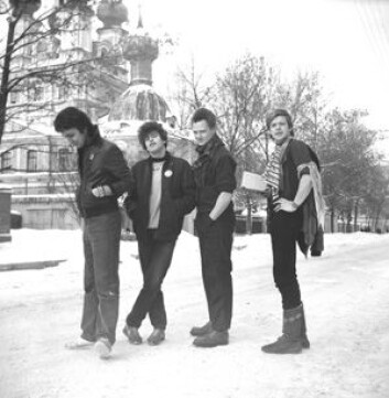 "Akvarium var det ledende undergrunnsbandet i Leningrad på hele begynnelsen av 1980-tallet." "Akvarium var det ledende undergrunnsbandet i Leningrad på hele begynnelsen av 1980-tallet."