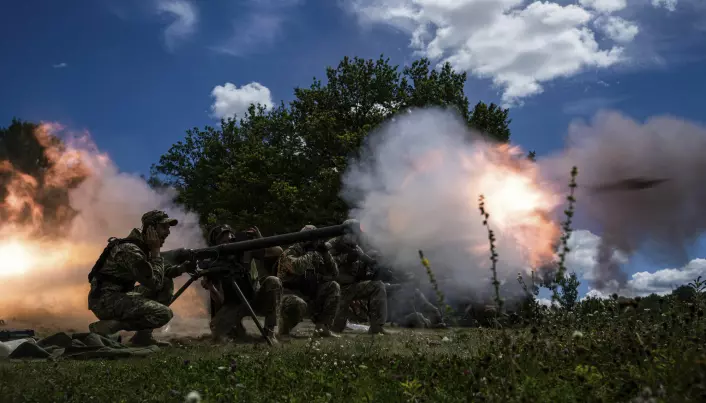 Ukrainske soldater fyrer av gårde en rakett i Kharkiv 19. juli.