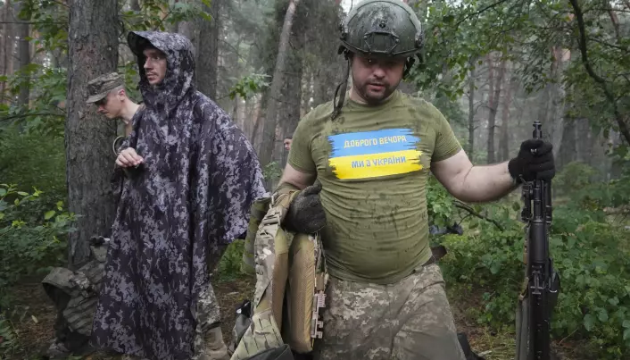 Ukrainske soldater tar oppstilling nær frontlinjen i Kharkiv. På T-skjorta står det «God kveld, vi er fra Ukraina».