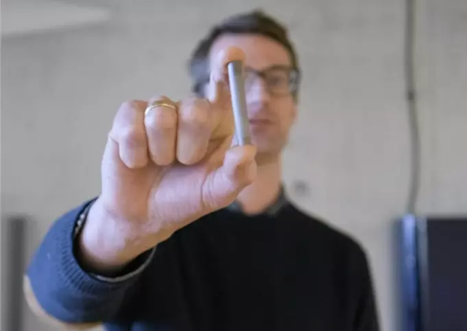 Harald Malerød-Fjeld is holding an electrochemical fuel cell that lies at the heart of the new technology that not only generates hydrogen, but also captures CO<sub>2</sub>.