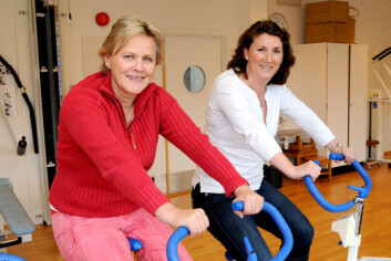 Elisabet Hellem(t.v) og Kari Anette Bruusgaard har satt seg på ergometersykkelen, og håper KOLS-pasienter finner fram til den mosjonsformen som passer for dem. Elisabet Hellem(t.v) og Kari Anette Bruusgaard har satt seg på ergometersykkelen, og håper KOLS-pasienter finner fram til den mosjonsformen som passer for dem.