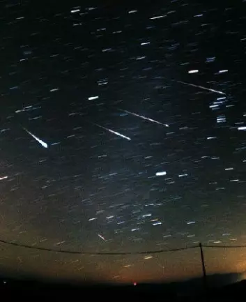"Meteorsvermen Leonidene sett fra Italia i 2000. Opp til 1 500 meteorer viste seg på himmelen hver time. De fleste meteorpartikler stammer fra kometer. I Leonidenes tilfelle stammer partiklene fra Komet P55/Temple-Tuttle."