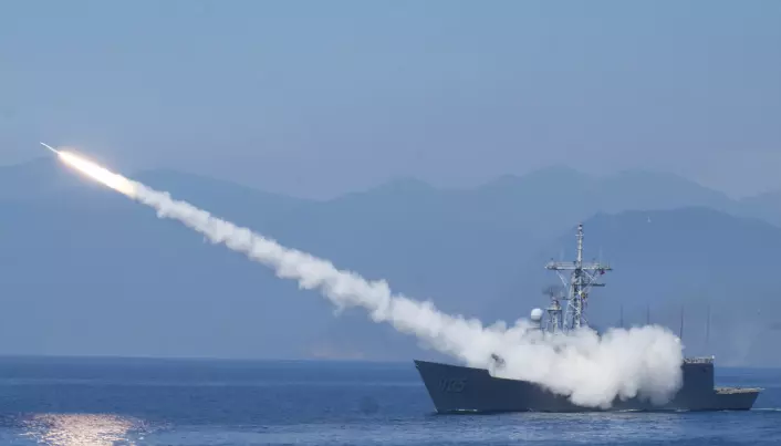 Et taiwansk marinefartøy avfyrer en luftvernrakett under en øvelse 26. juli.
