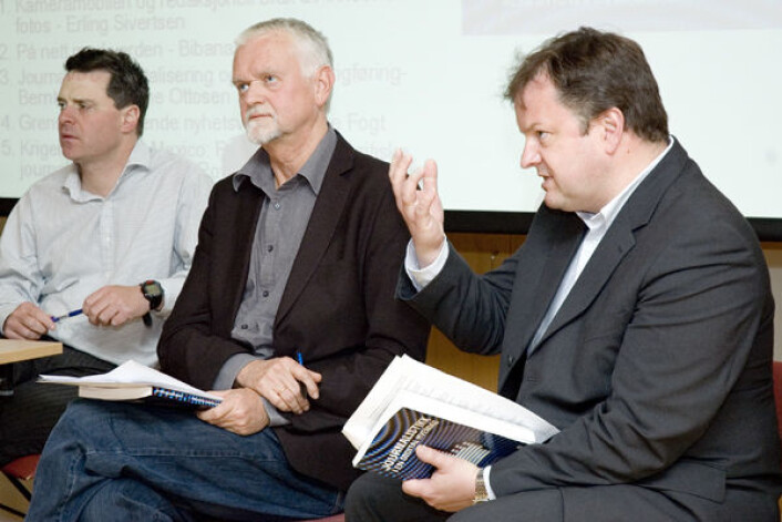 "– Lokalavisene har på ingen måte lykkes med sin satsing, sier stipendiat Arne H. Krumsvik (til høyre). Professor Rune Ottosen i midten, Espen Egil Hansen, redaktør i VG.no til venstre." "– Lokalavisene har på ingen måte lykkes med sin satsing, sier stipendiat Arne H. Krumsvik (til høyre). Professor Rune Ottosen i midten, Espen Egil Hansen, redaktør i VG.no til venstre."