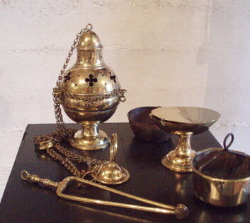 "Katolsk utstyr til å brenne røykelse." (Foto: Wikimedia Commons)" "Katolsk utstyr til å brenne røykelse." (Foto: Wikimedia Commons)"