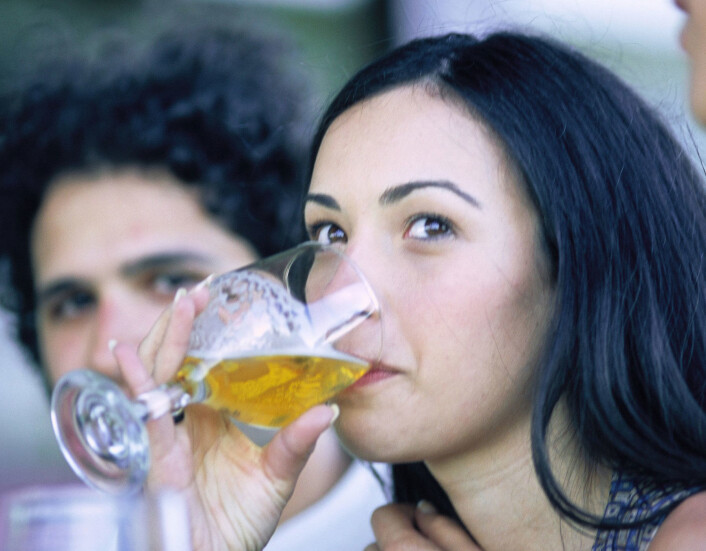 "Øltørsten øker i takt med musikkvolumet, viser den nye studien. Forskerne er usikre på årsaken, men ber uansett bareierne dempe seg, for å begrense alkoholkonsumet på utesteder. (Foto: www.colourbox.no)" "Øltørsten øker i takt med musikkvolumet, viser den nye studien. Forskerne er usikre på årsaken, men ber uansett bareierne dempe seg, for å begrense alkoholkonsumet på utesteder. (Foto: www.colourbox.no)"