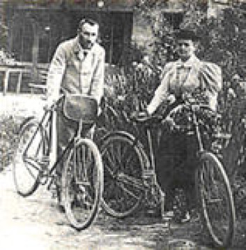 "Marie Curie og Pierre på sykkeltur." "Marie Curie og Pierre på sykkeltur."