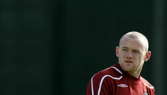 Wayne Rooney mistet håret tidlig og har snakket offentlig om at han er fornøyd med å ha tatt hårtransplantasjon. Men hva har det i naturfagundervisningen å gjøre? Bildet er fra 2008, et par uker før Rooney fylte 23 år.