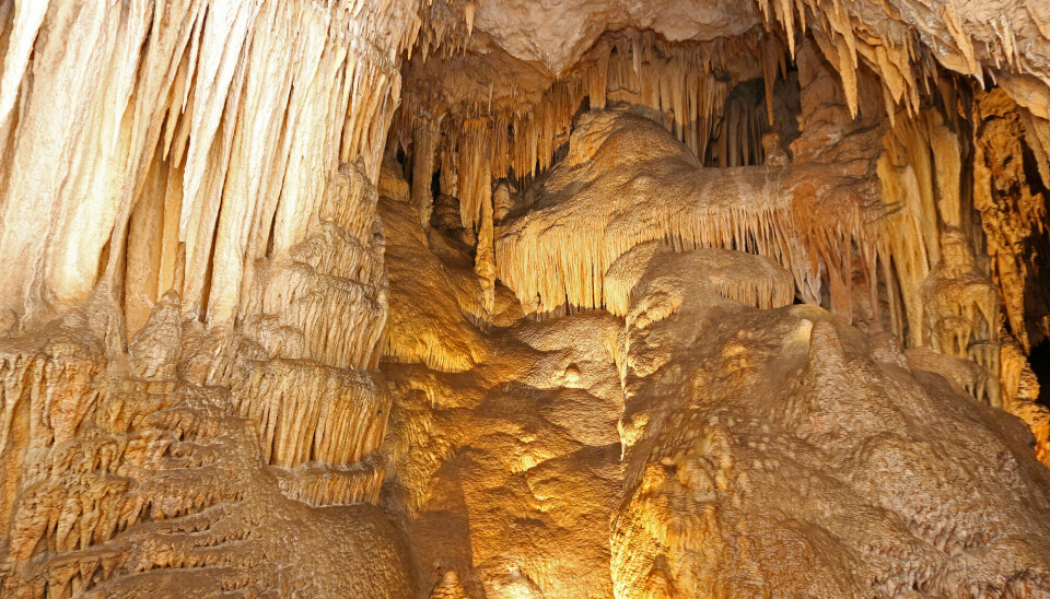 Tappene i denne grotten kalles dryppstein. Du kan lese mer om det i en ung.forskning.no-artikkel fra 2021.