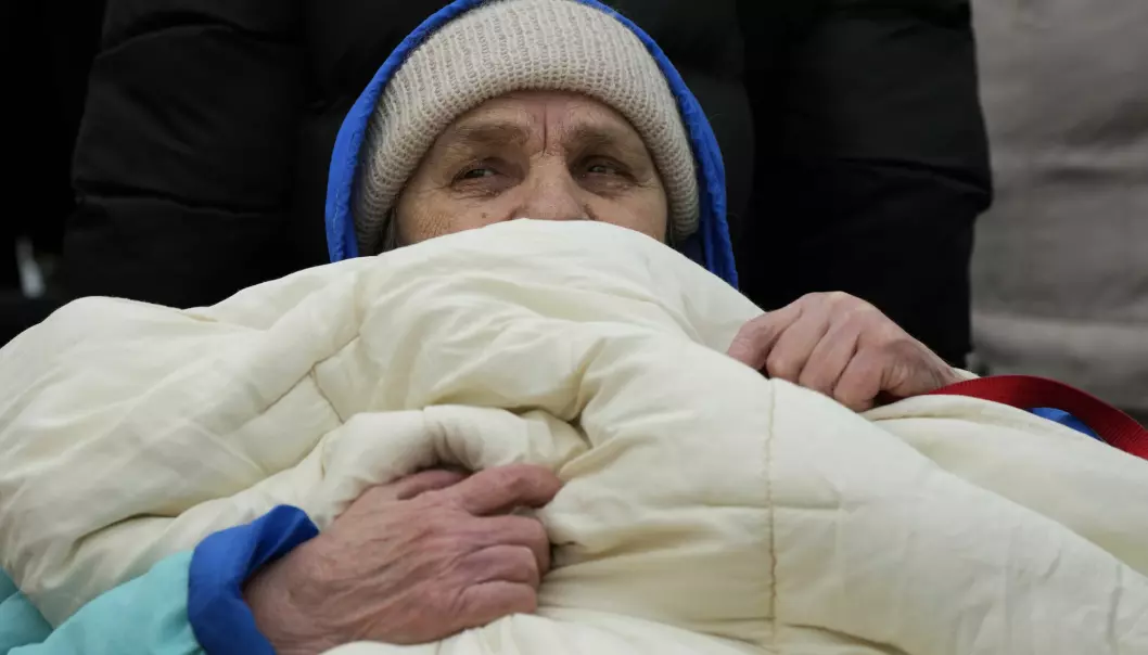 Denne eldre mannen har flyktet fra Ukraina til Polen på grunn av krig. For flyktninger kan livet fortsette å være vanskelig, fordi de ikke får den medisinske hjelpen de trenger.