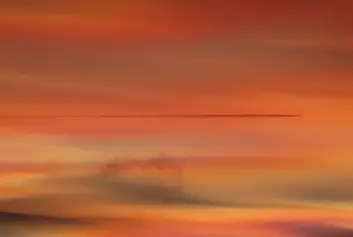 "Bildet viser perlemorskyer over Østlandet i Norge. Perlemorskyer dannes i stratosfæren 20-25 km over bakken. Fargene skyldes såkalt diffraksjon rundt ispartiklene, som disse skyene består av. Dette er den såkalte korona-effekten. (Foto: Geir Braathen, Verdens Meteorologi-organisasjon)"