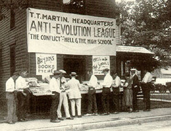 "Anti-evolusjonister på gata i Dayton, Tennessee." "Anti-evolusjonister på gata i Dayton, Tennessee."