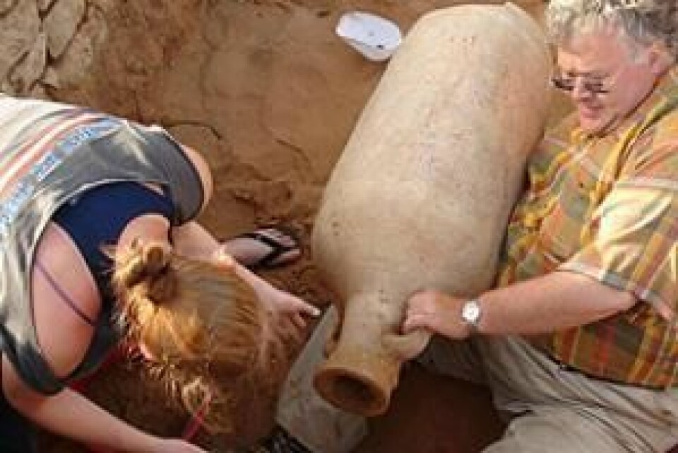 Arkeolog Roger Wilson graver frem antikk amfora (foto: Roger Wilsons fotosamling)