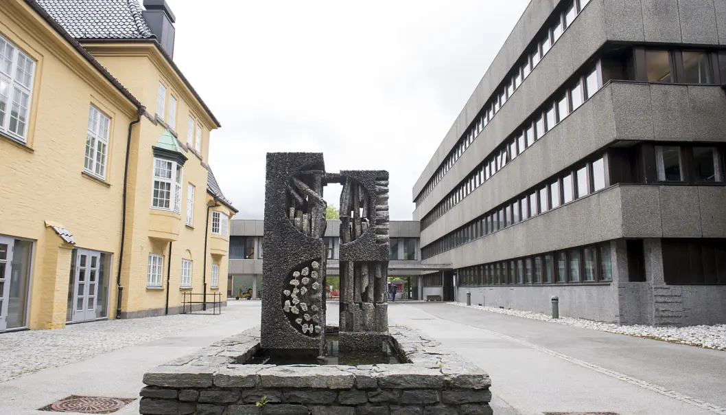 – Det blir brutalt framover, spår økonomidirektør Steinar Sundberg ved Universitetet i Bergen (UiB), som får 60 millioner kroner i høyere strømutgifter. – Det blir brutalt framover, spår økonomidirektør Steinar Sundberg ved Universitetet i Bergen (UiB), som får 60 millioner kroner i høyere strømutgifter.