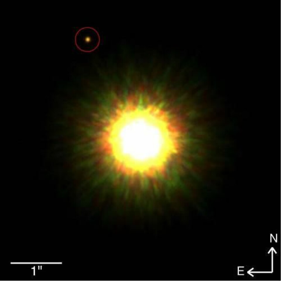 'På bildet av den unge stjernen kan man også se et kuleformet himmellegeme oppe til venstre. Forskerne mener det dreier seg om en planet, med sju ganger mer masse enn Jupiter. Hvis det viser seg at planeten går i bane rundt stjernen, er bildet unikt. (Foto: Gemini Observatory)'