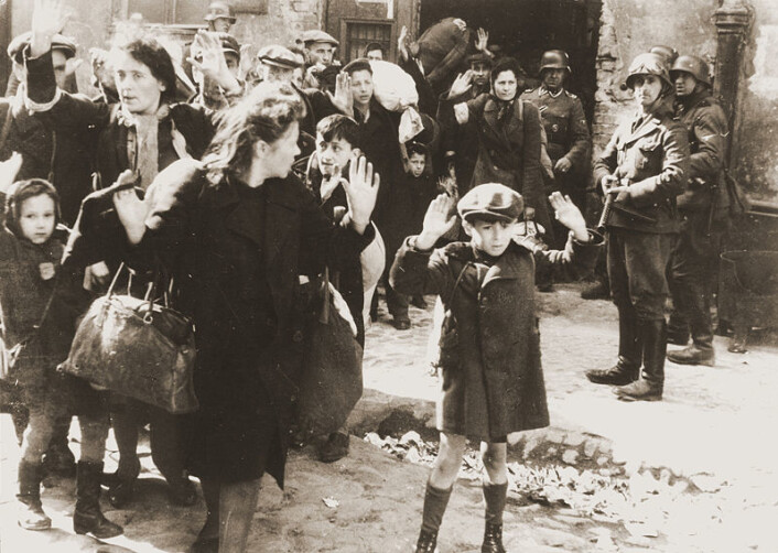 Fra gettoen i Warszawa - Foto fra Jürgen Stroops rapport til Heinrich Himmler, mai 1943, tatt av en ukjent fotograf. (Wikimedia Commons) Fra gettoen i Warszawa - Foto fra Jürgen Stroops rapport til Heinrich Himmler, mai 1943, tatt av en ukjent fotograf. (Wikimedia Commons)