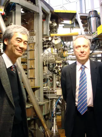 "Forskning.no møtte professor i plasmafysikk Minh Quang Tran (t.v.) og Carlos Alejaldre, visedirektør for ITER. Begge er overbeviste om at atomfusjon er framtidens energikilde på jorden. (Foto: Espen Eggen)"