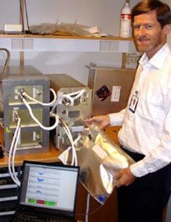 "Atle Honne med ANITA. Her viser Honne hvordan luftprøver testes manuelt. ANITA tar vanligvis luftprøvene automatisk. Foto: SINTEF" "Atle Honne med ANITA. Her viser Honne hvordan luftprøver testes manuelt. ANITA tar vanligvis luftprøvene automatisk. Foto: SINTEF"
