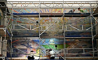 I sommer har fire studenter penslet, støvsugd og limt på biter på Munchs «Solen»