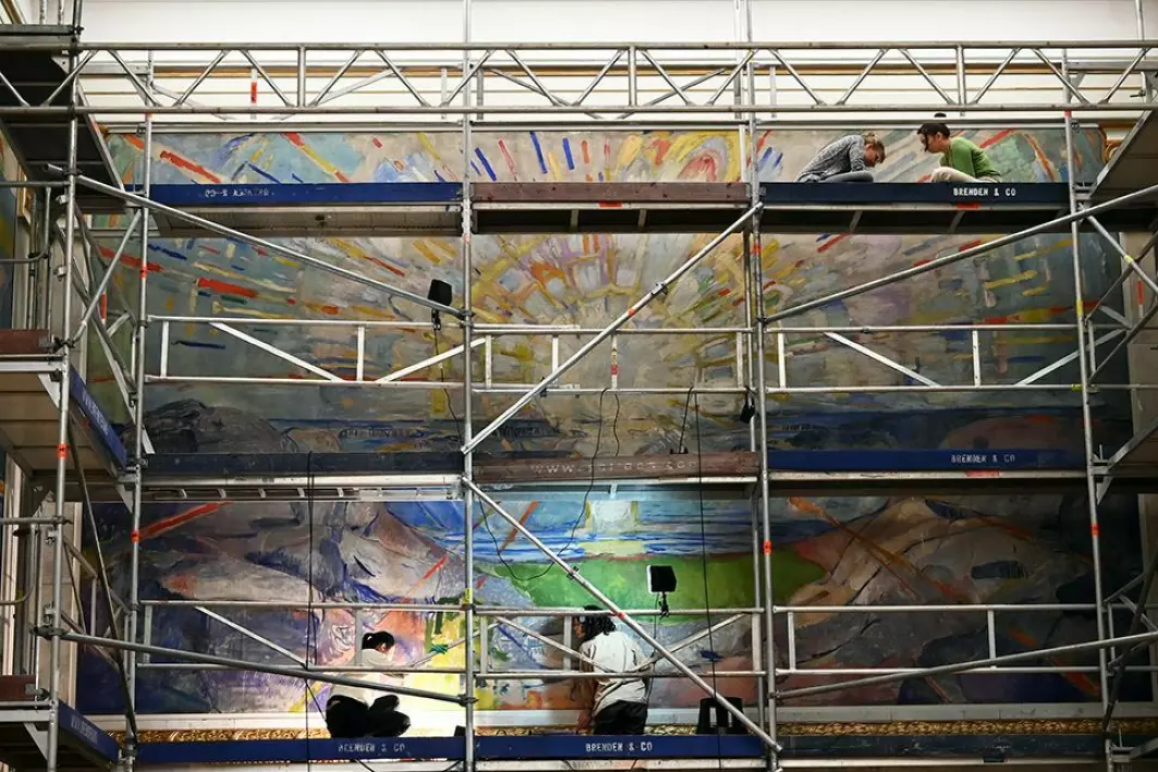Fire masterstudenter fra konserveringsstudiet ved Institutt for arkeologi, konservering og historie (IAKH) har de siste ukene hjulpet til med å kartlegge og reparere skader på Edvard Munchs maleri «Solen».