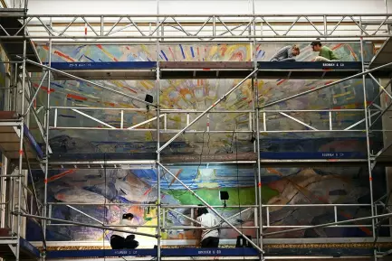I sommer har fire studenter penslet, støvsugd og limt på biter på Munchs «Solen»