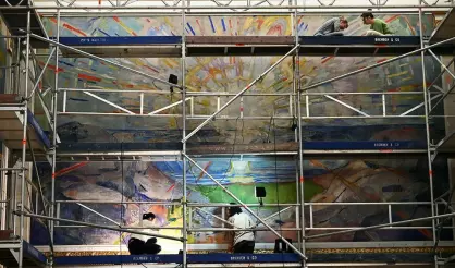 I sommer har fire studenter penslet, støvsugd og limt fast biter på Munchs «Solen»