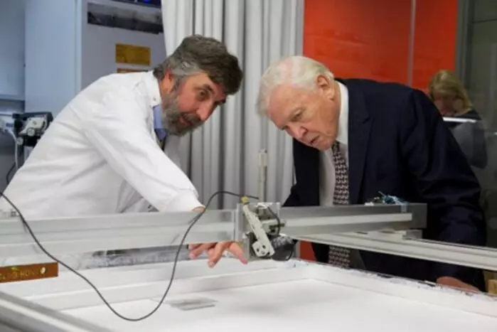 Forsker Nigel Franks viser frem roboten til Sir David Attenborough i 2014.