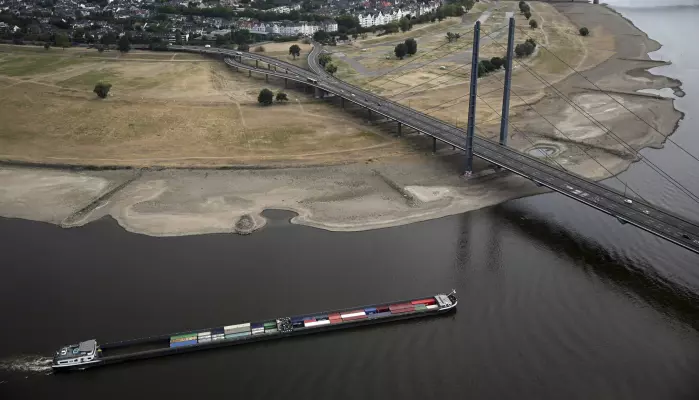 Vannstanden i Rhinen er nå så lav at den viktige elvetransporten kan måtte stanses på enkelte strekninger. Her er en lastelekter på vei forbi Düsseldorf.