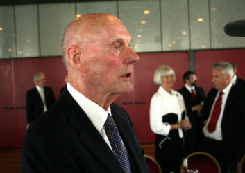 Fred Kavli, arkitekten bak Kavliprisene i astrofysikk, nanovitenskap og nevrovitenskap. I bakgrunnen ses forskningsminister Tora Aasland, og preses i Det Norske Videnskaps-Akademi, Ole Didrik Lærum. (Foto: Andreas R. Graven) Fred Kavli, arkitekten bak Kavliprisene i astrofysikk, nanovitenskap og nevrovitenskap. I bakgrunnen ses forskningsminister Tora Aasland, og preses i Det Norske Videnskaps-Akademi, Ole Didrik Lærum. (Foto: Andreas R. Graven)