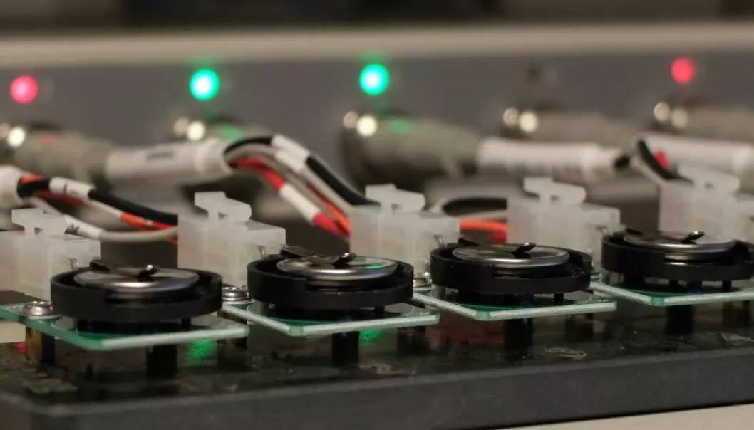 Ny batteriteknologi er grunnleggende for gjennomføringen av det grønne skiftet. Her testes batterier i laboratoriet på Kjemisk institutt ved Universitetet i Oslo.