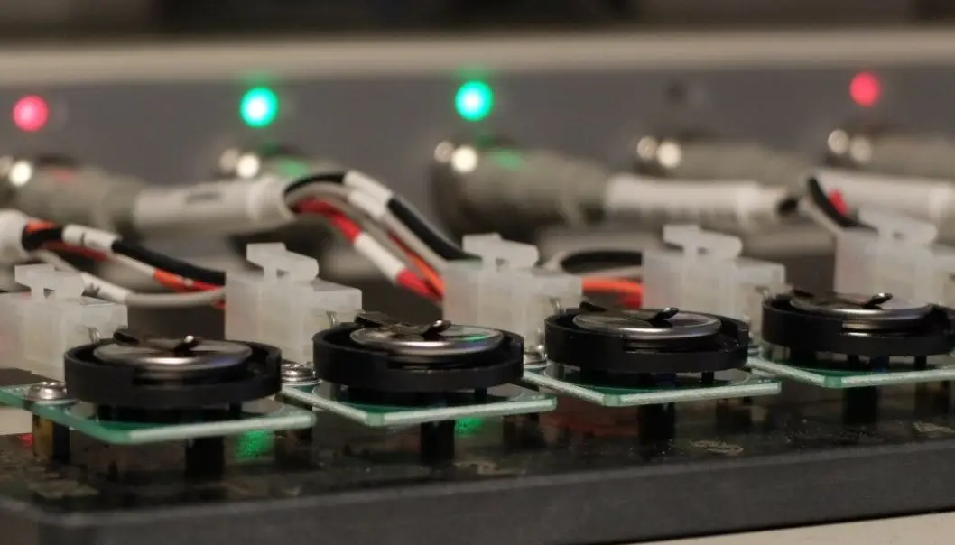 Ny batteriteknologi er grunnleggende for gjennomføringen av det grønne skiftet. Her testes batterier i laboratoriet på Kjemisk institutt ved Universitetet i Oslo. Ny batteriteknologi er grunnleggende for gjennomføringen av det grønne skiftet. Her testes batterier i laboratoriet på Kjemisk institutt ved Universitetet i Oslo.