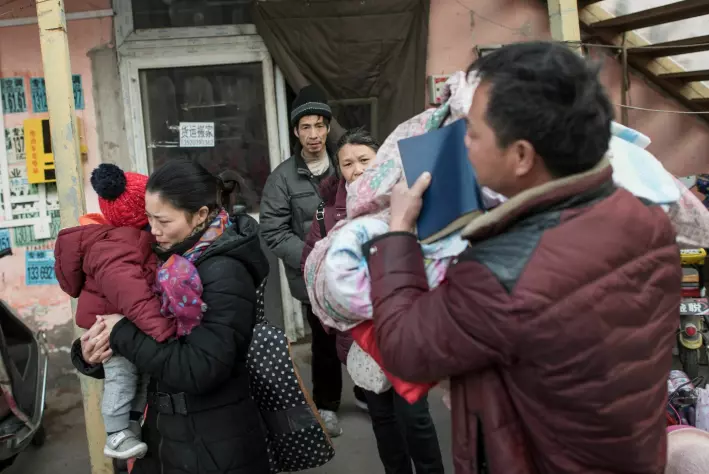 Flere hundre millioner mennesker lever som migrantarbeidere i Kina. De har flyttet fra landsbygda til byene i jakt på mer velstand, men i byene har de hatt få rettigheter. Mange har som disse menneskene i Beijing, flyttet landsbylivet inn til fattigstrøk i storbyen.