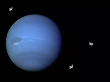 "De tre små månene som nå er oppdaget er trolig asteroidelignende objekter. I forhold til Neptun ville de vært mye mindre enn antydet her. (Montasje: Astrofysisk institutt, Foto: NASA)"