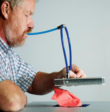 Professor Terje Lien har tatt patent på ein metode som gjer at eit stykke tøy kan flyttast skånsamt utan å bli skadd eller krølla. (Foto: Jan Christian Sørlie) Professor Terje Lien har tatt patent på ein metode som gjer at eit stykke tøy kan flyttast skånsamt utan å bli skadd eller krølla. (Foto: Jan Christian Sørlie)