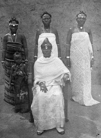 "Fra palassets harem. Laamiidoens (herskerens) kone, sittende i miden omgitt av konkubiner. (Foto: Det Norske Misjonsselskapets arkiv, Stavanger.)" "Fra palassets harem. Laamiidoens (herskerens) kone, sittende i miden omgitt av konkubiner. (Foto: Det Norske Misjonsselskapets arkiv, Stavanger.)"